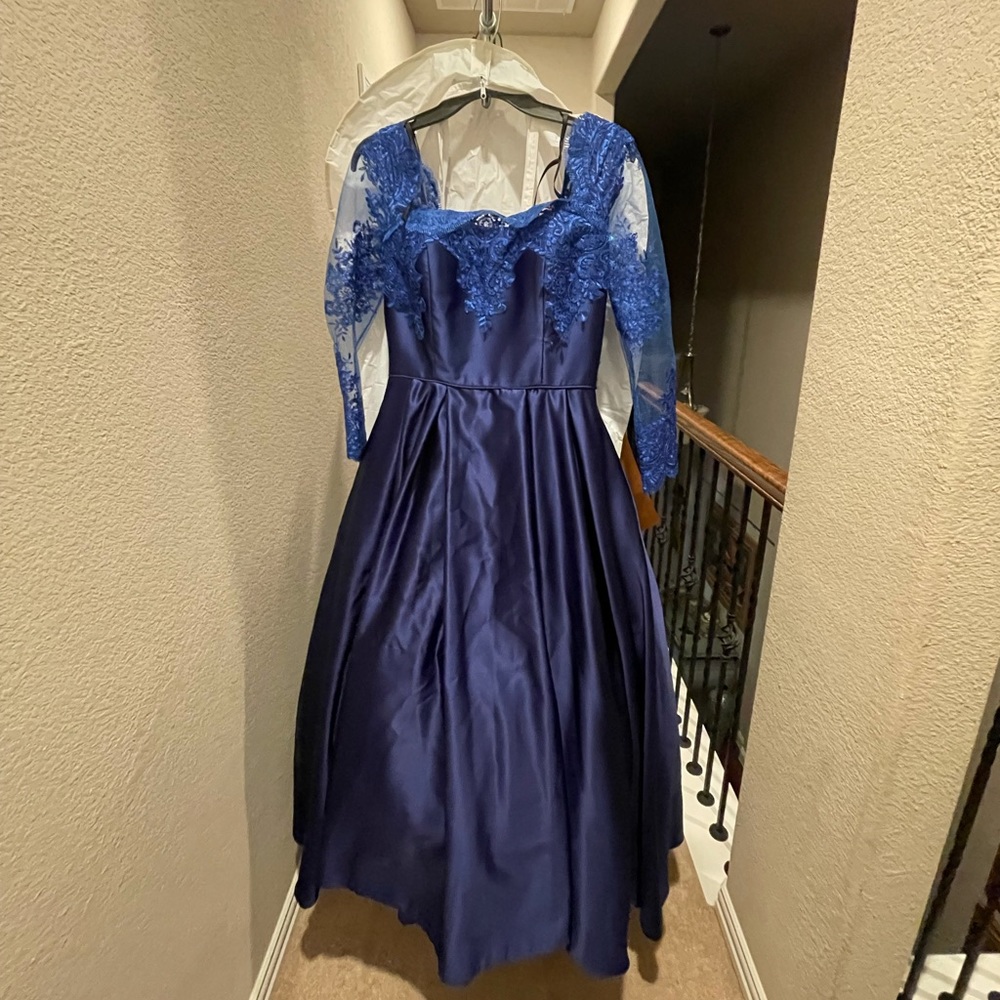 Size 12 Betsy & Adam evening dress/prom dress in Navy Blue